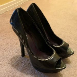 Michael Antonio black heels w/zipper embellishment
